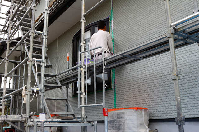 外壁のコーキング工事は、足場なしでもOKか?