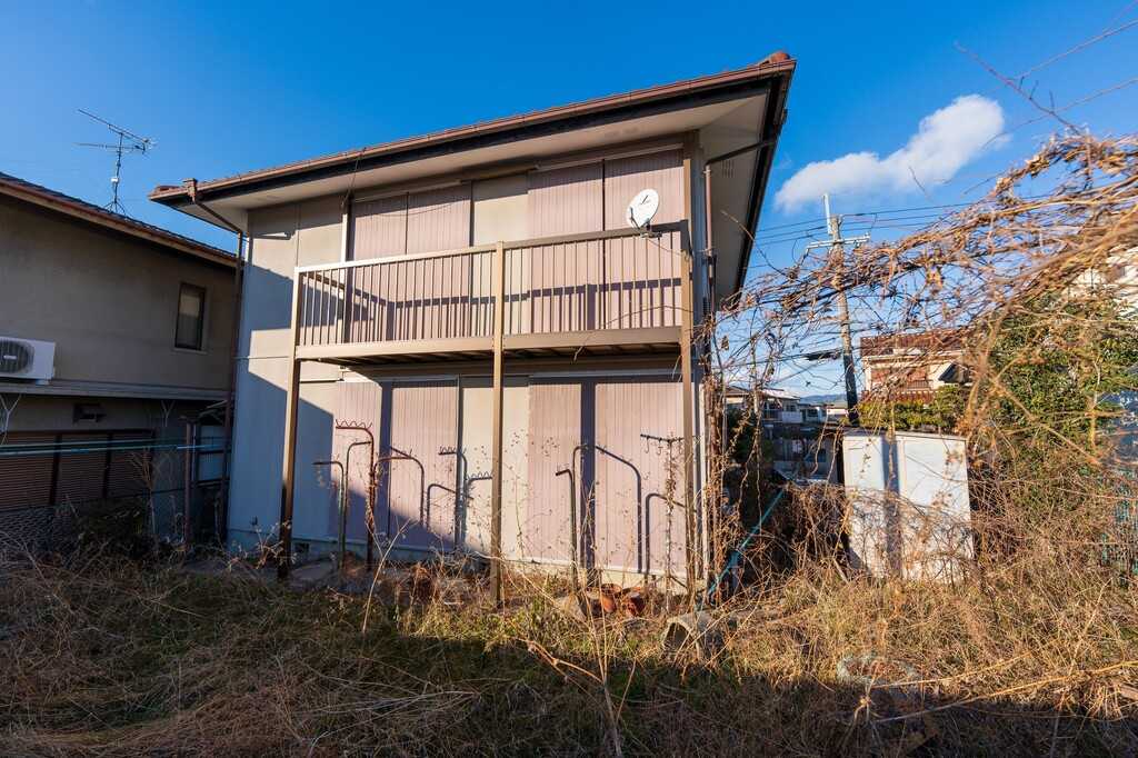 古家付き土地を売却するメリット・デメリットを紹介!解体にかかる費用や税金も解説