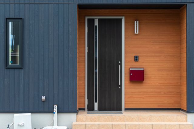 紺と茶のメリハリのある玄関