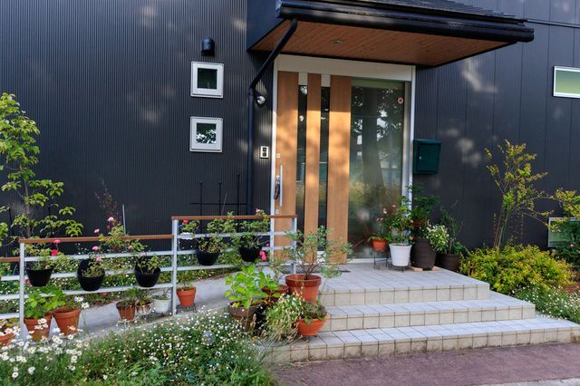 鉢植えに囲まれた玄関ポーチ