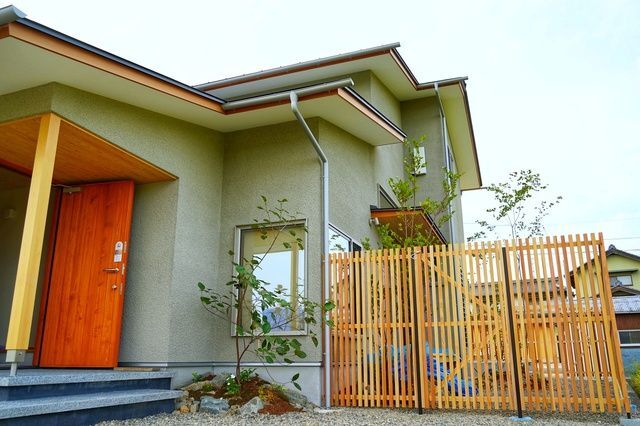 ウッドフェンスや植栽のある住宅