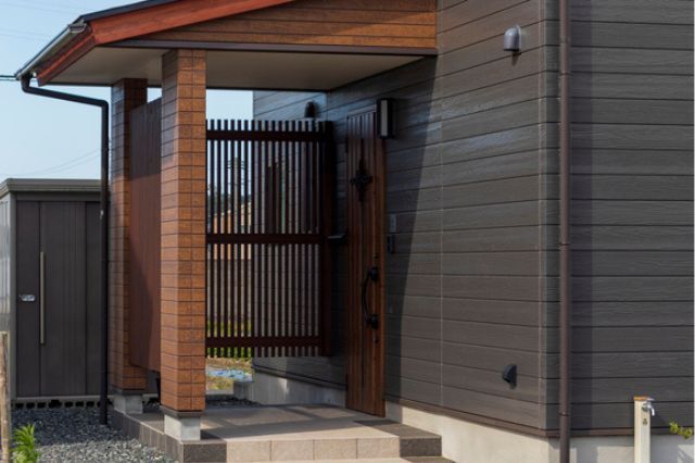 玄関に目隠し対策をしている住宅